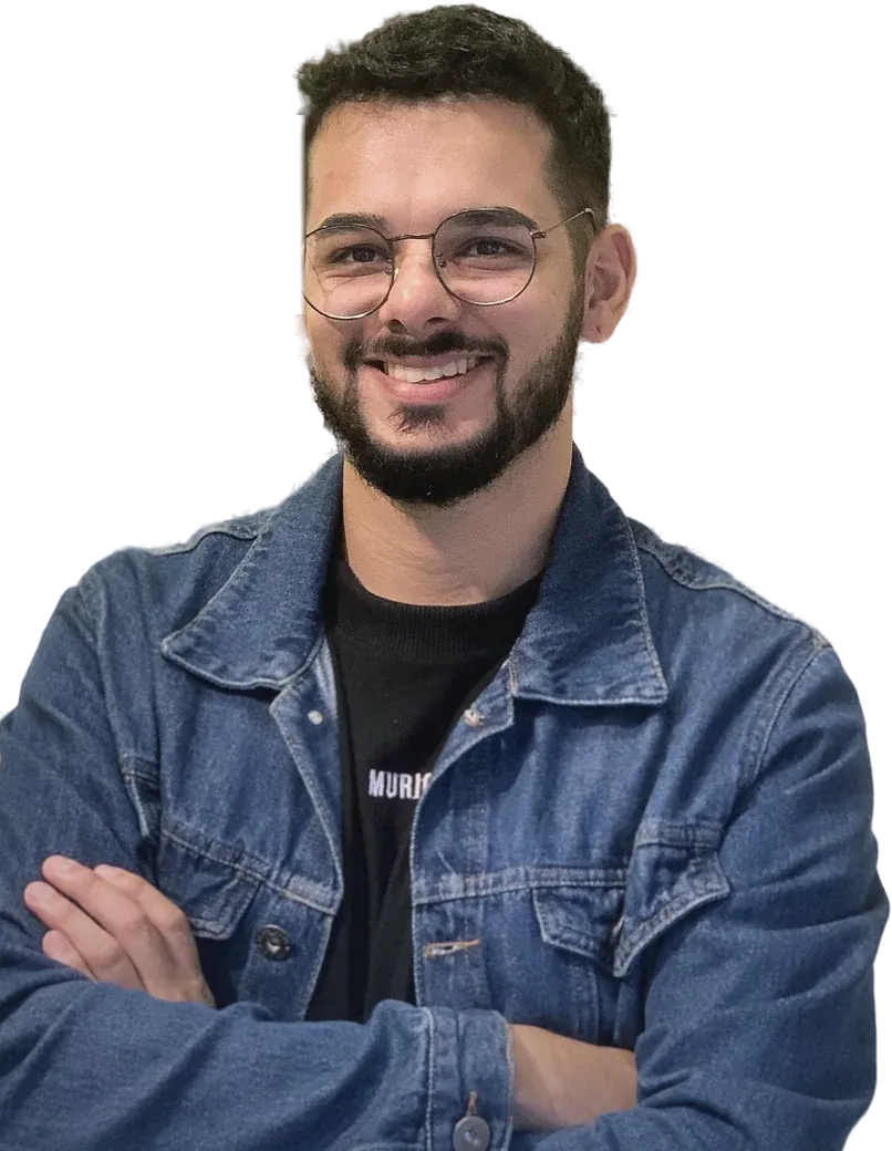 Psicólogo Felipe Santos sorrindo, de braços cruzados